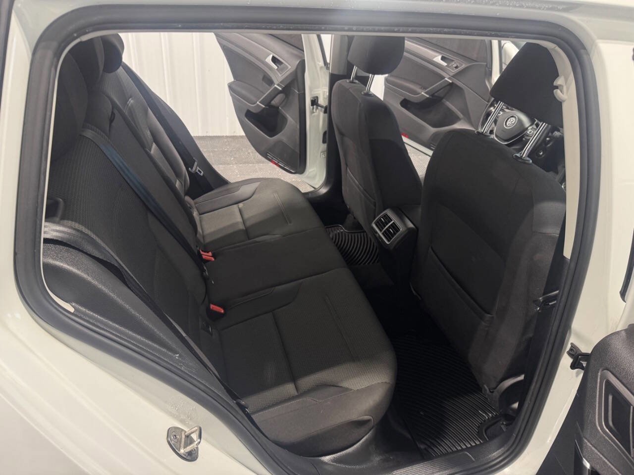 Used 2018 Volkswagen Golf S image 22