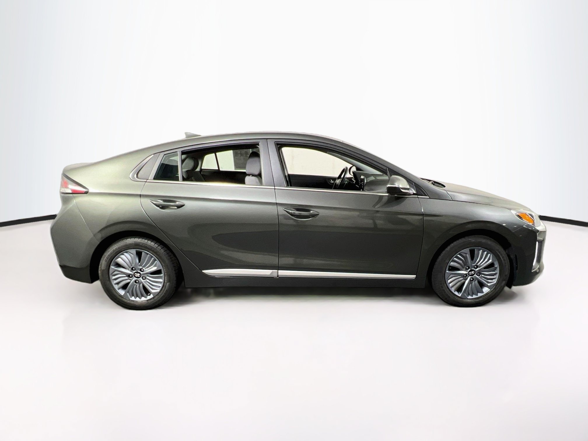 Used 2021 Hyundai Ioniq SEL FWD image 4