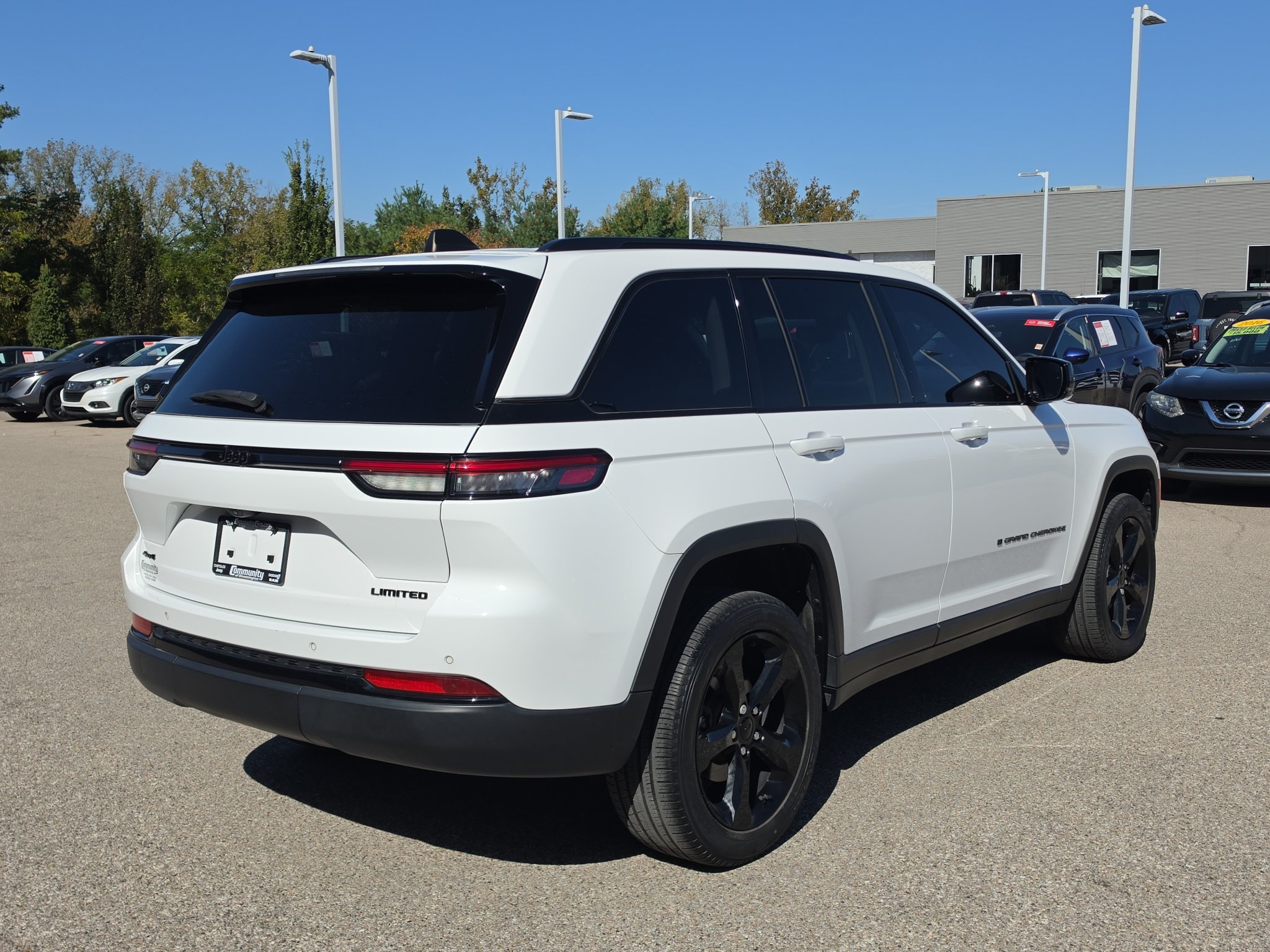 Used 2023 Jeep Grand Cherokee Limited w/ Black Appearance Package AWD/4WD image 7