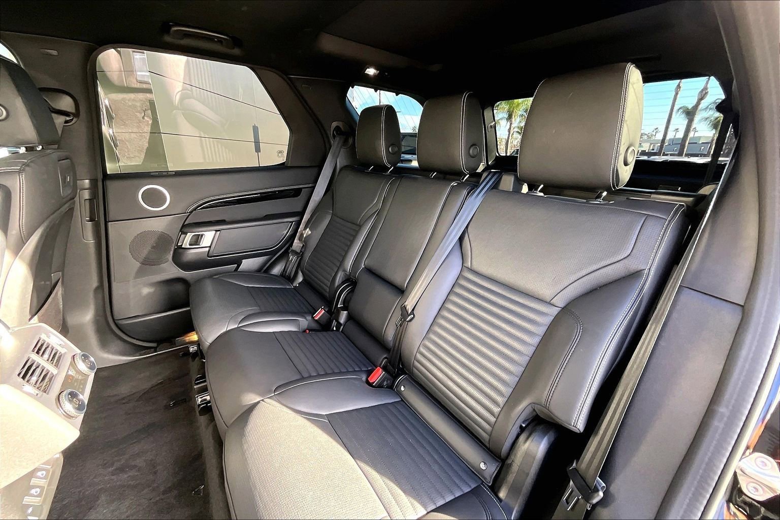 Used 2023 Land Rover Discovery S R-Dynamic image 25