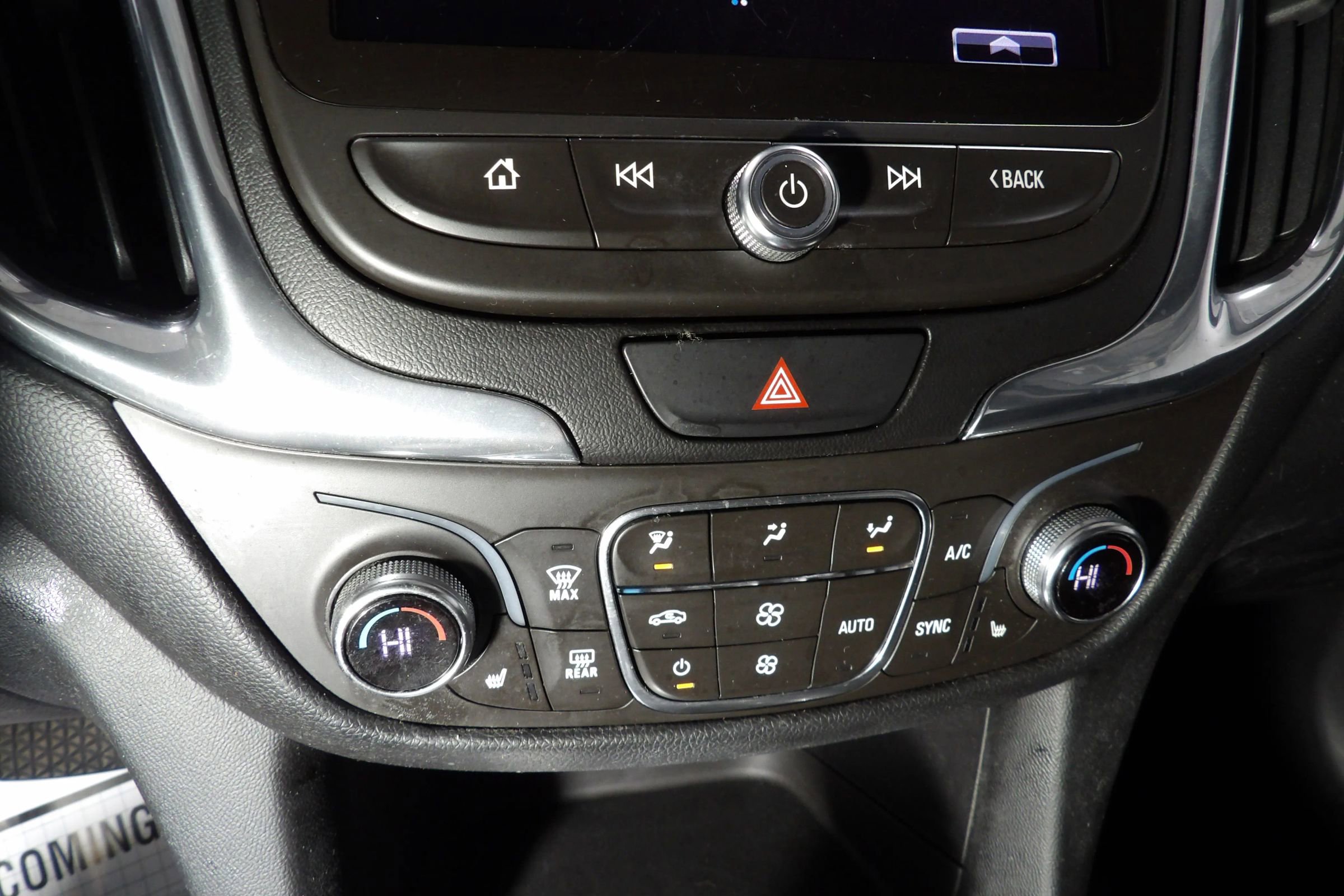 Used 2018 Chevrolet Equinox LT w/ Sun & Infotainment Package FWD image 12