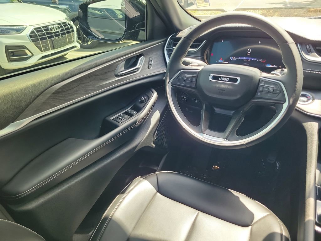 Used 2024 Jeep Grand Cherokee Limited w/ Black Appearance Package image 20