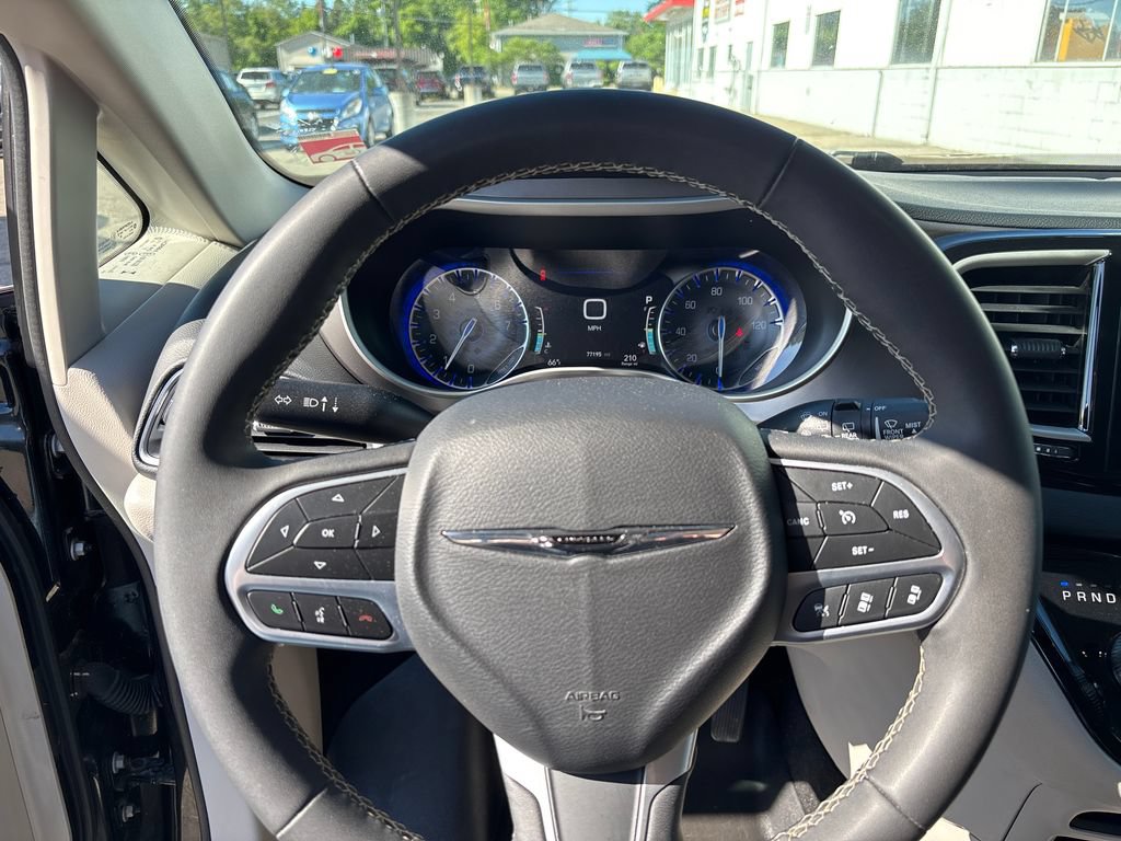 Used 2023 Chrysler Pacifica Touring-L FWD image 13