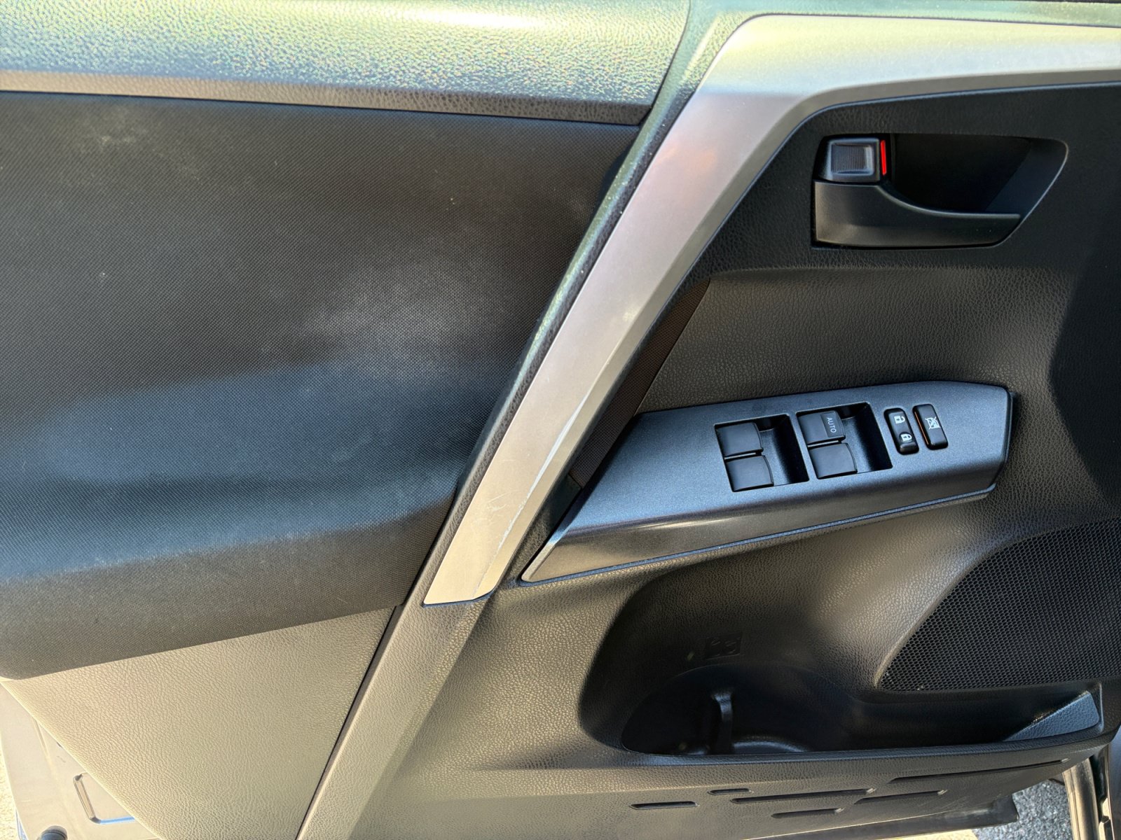 Used 2016 Toyota RAV4 LE AWD/4WD image 12