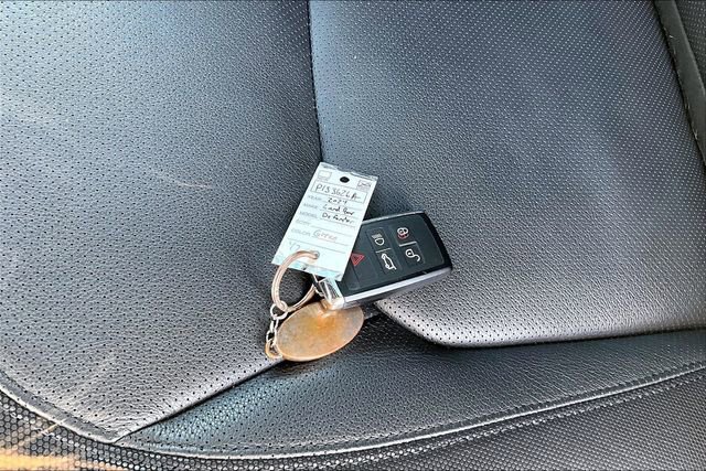 Used 2024 Land Rover Defender 130 X-Dynamic SE image 10