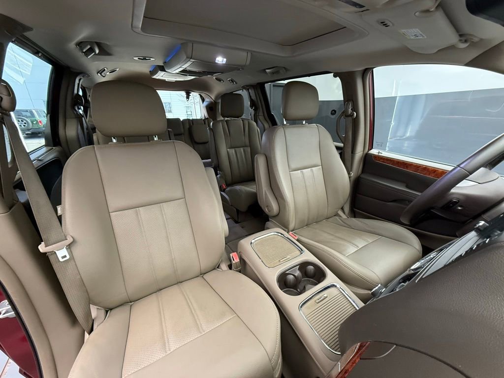 Used 2016 Chrysler Town & Country Touring-L image 51