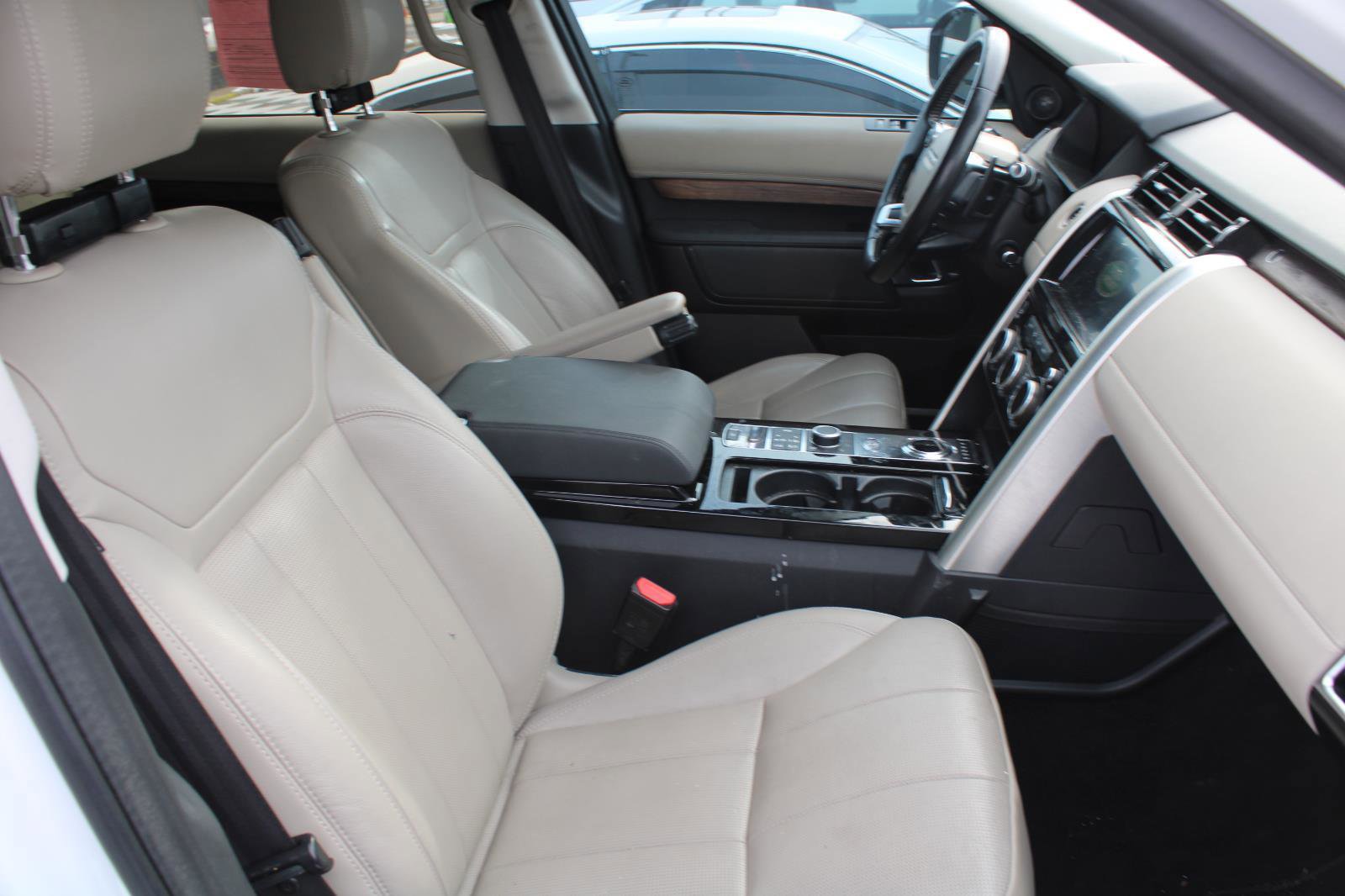 Used 2018 Land Rover Discovery HSE image 4