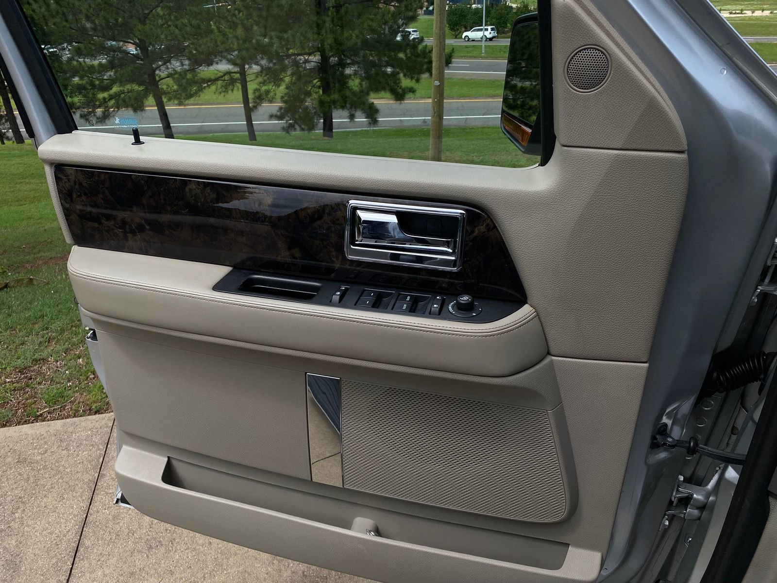 Used 2017 Lincoln Navigator L Select RWD image 26