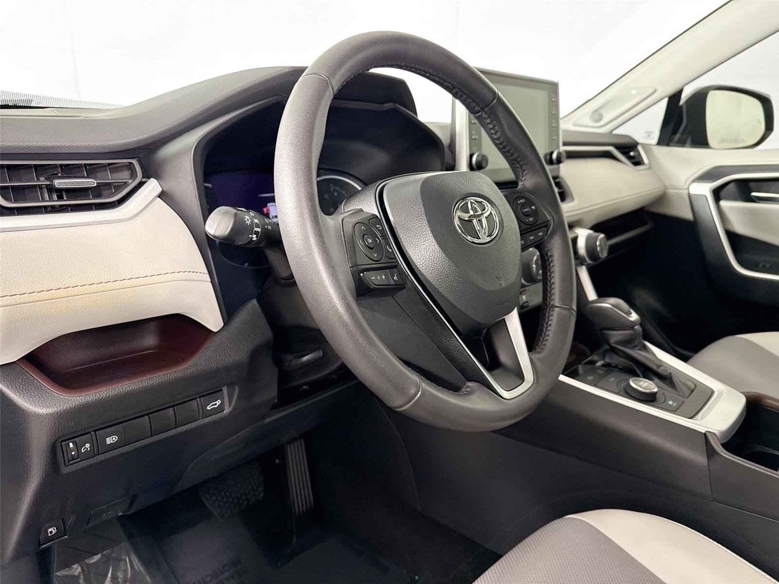 Used 2022 Toyota RAV4 Limited image 4