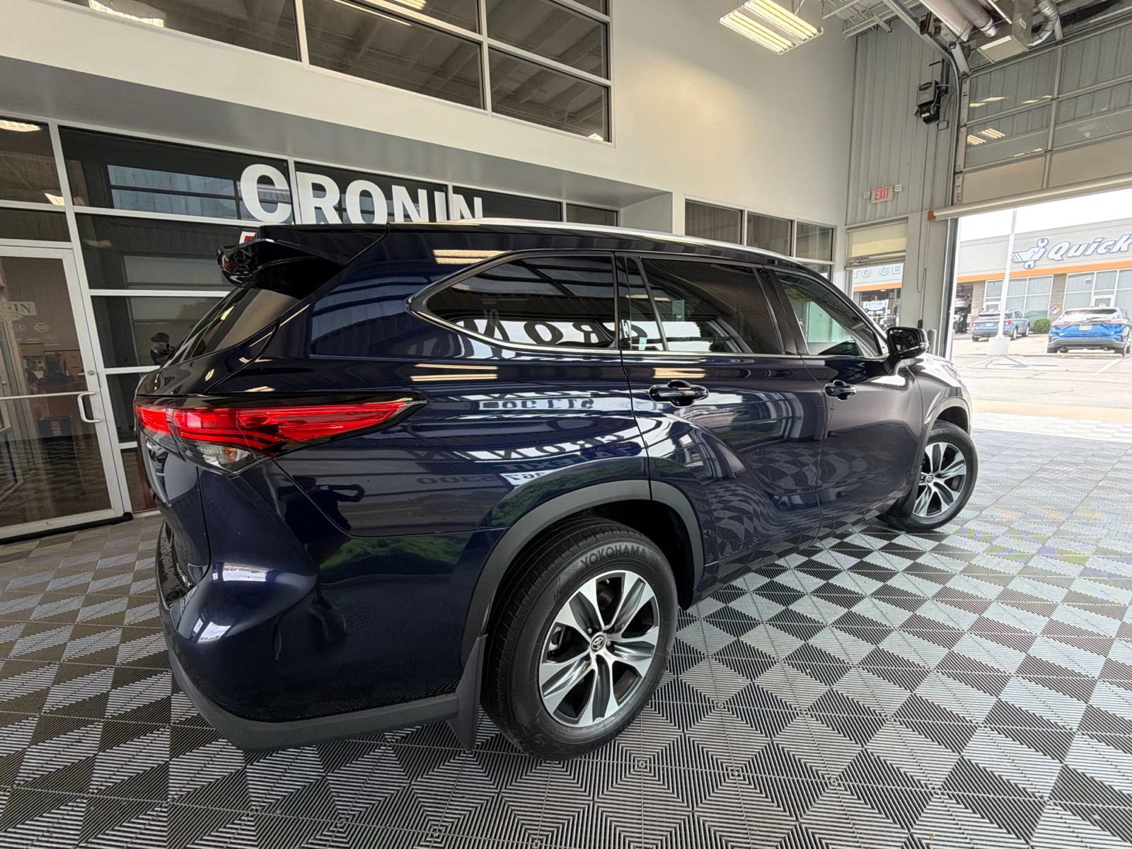 Used 2022 Toyota Highlander XLE AWD/4WD image 2