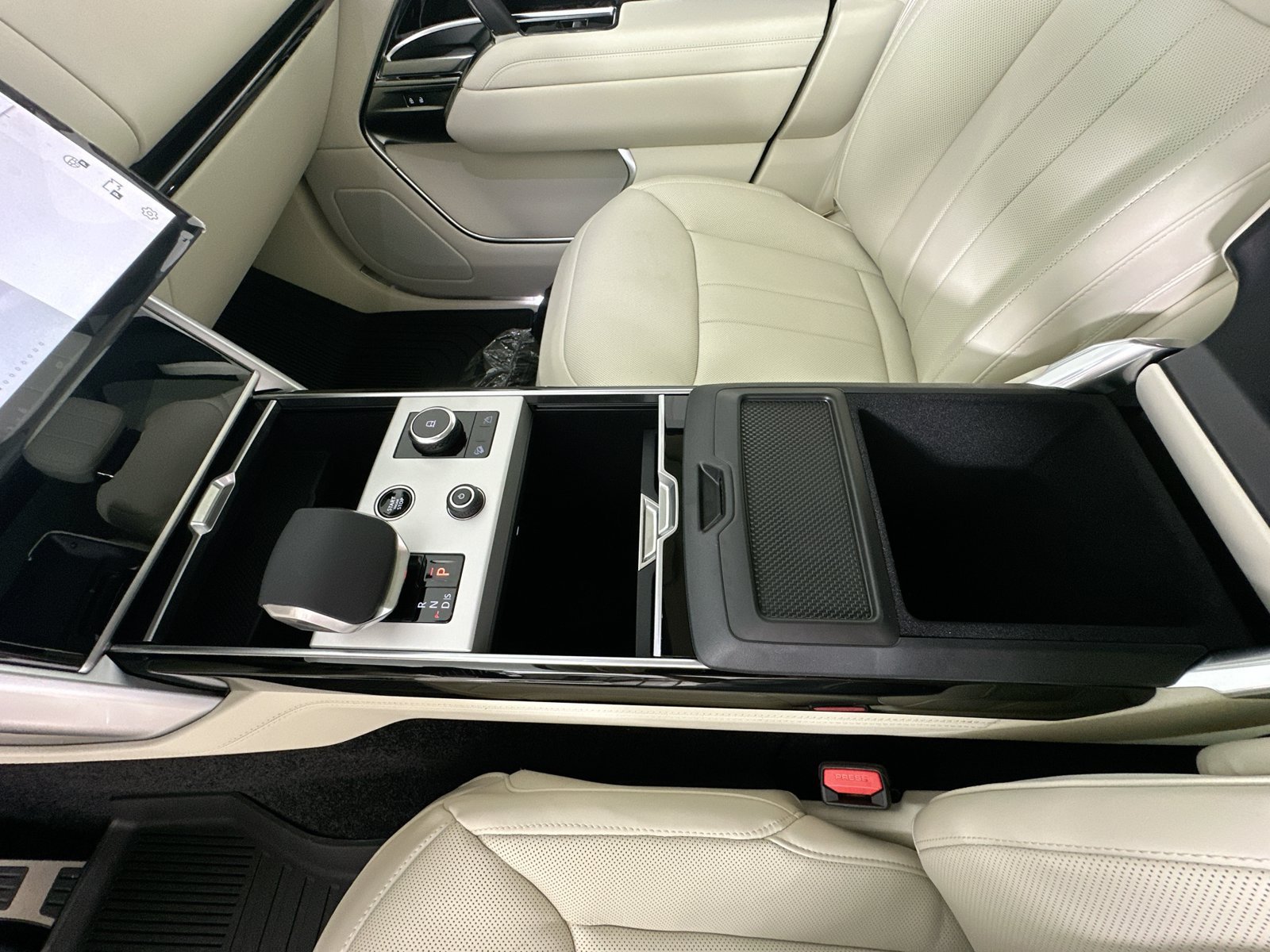 New 2027 Land Rover Range Rover SE AWD/4WD image 30