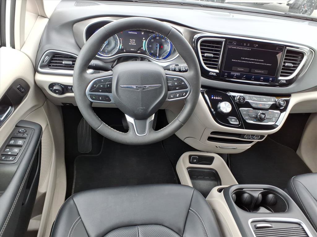 Used 2024 Chrysler Pacifica Touring-L image 5