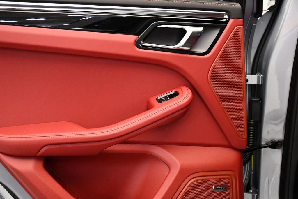 Certified 2026 Porsche Macan AWD/4WD image 43