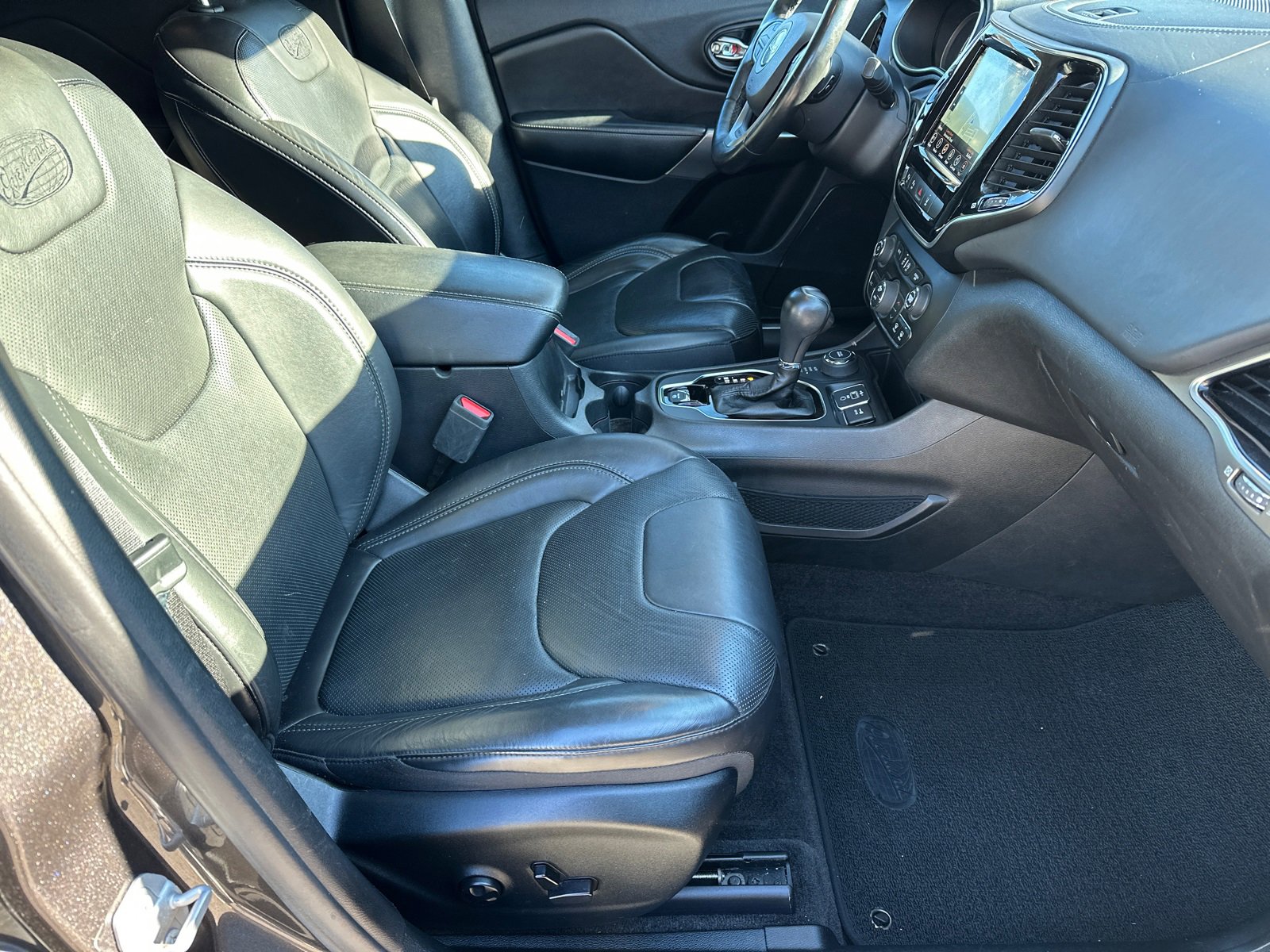 Used 2019 Jeep Cherokee Overland w/ Technology Group image 13