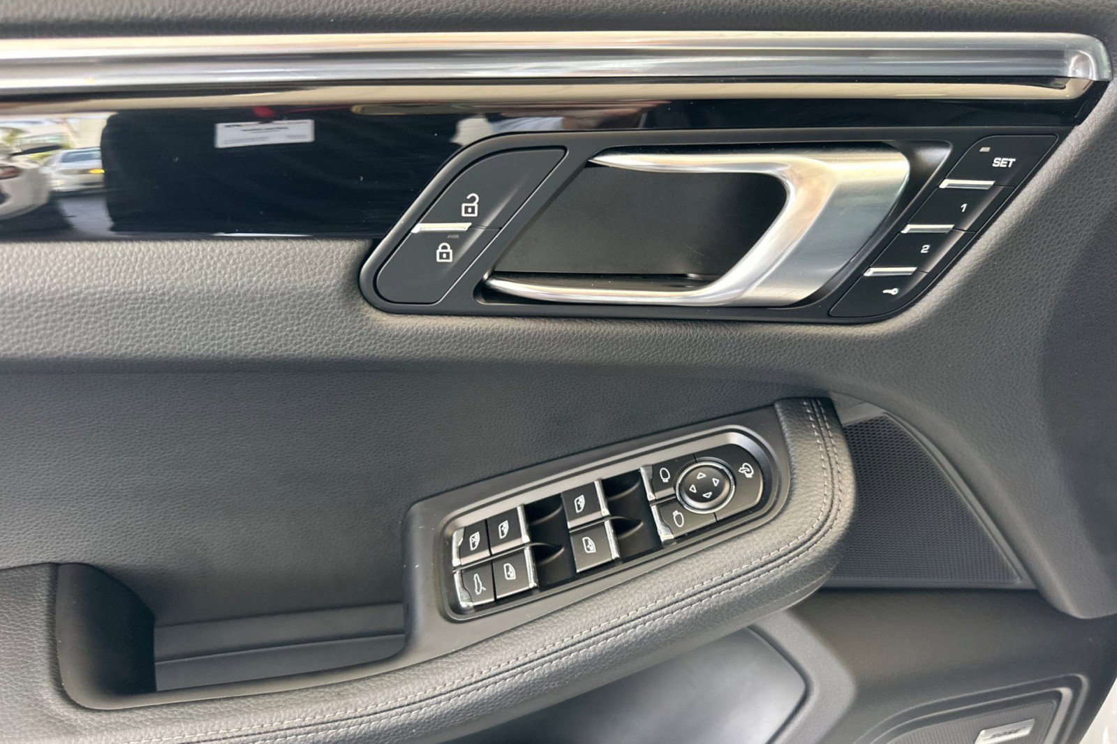 Certified 2022 Porsche Macan AWD/4WD image 12