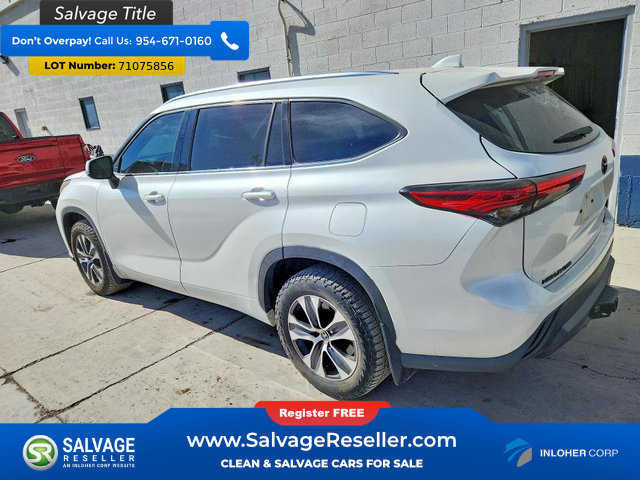 Used 2021 Toyota Highlander XLE AWD/4WD image 3