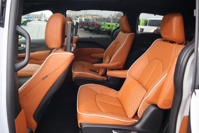 New 2026 Chrysler Pacifica Pinnacle image 17
