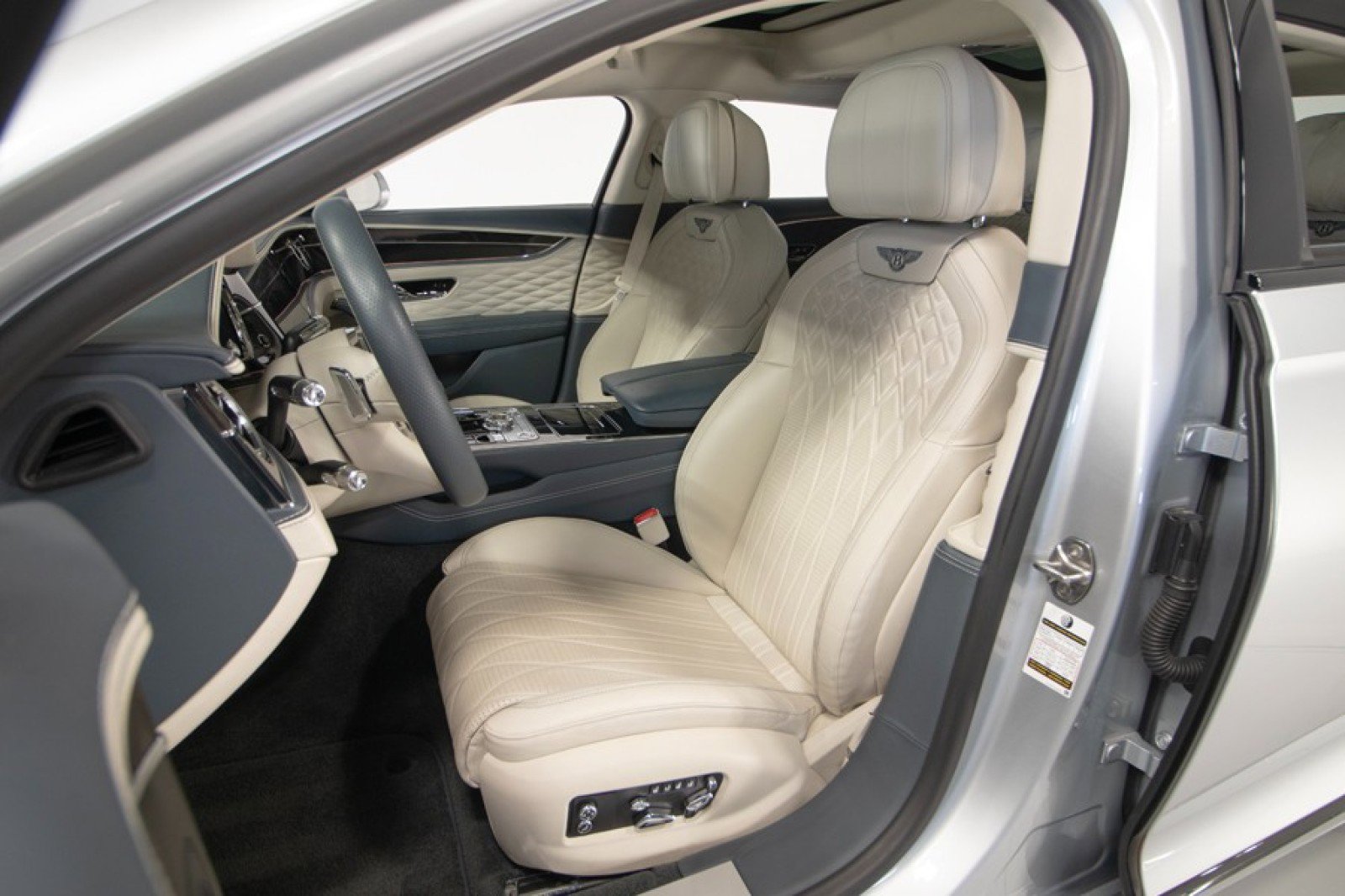 Used 2021 Bentley Flying Spur W12 image 3