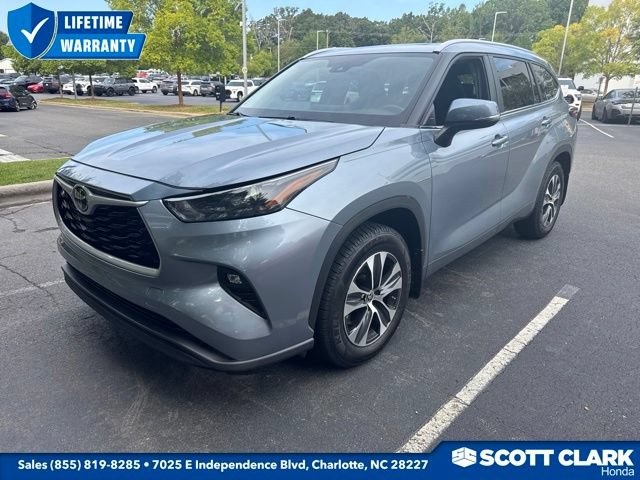 Used 2023 Toyota Highlander XLE FWD image 2