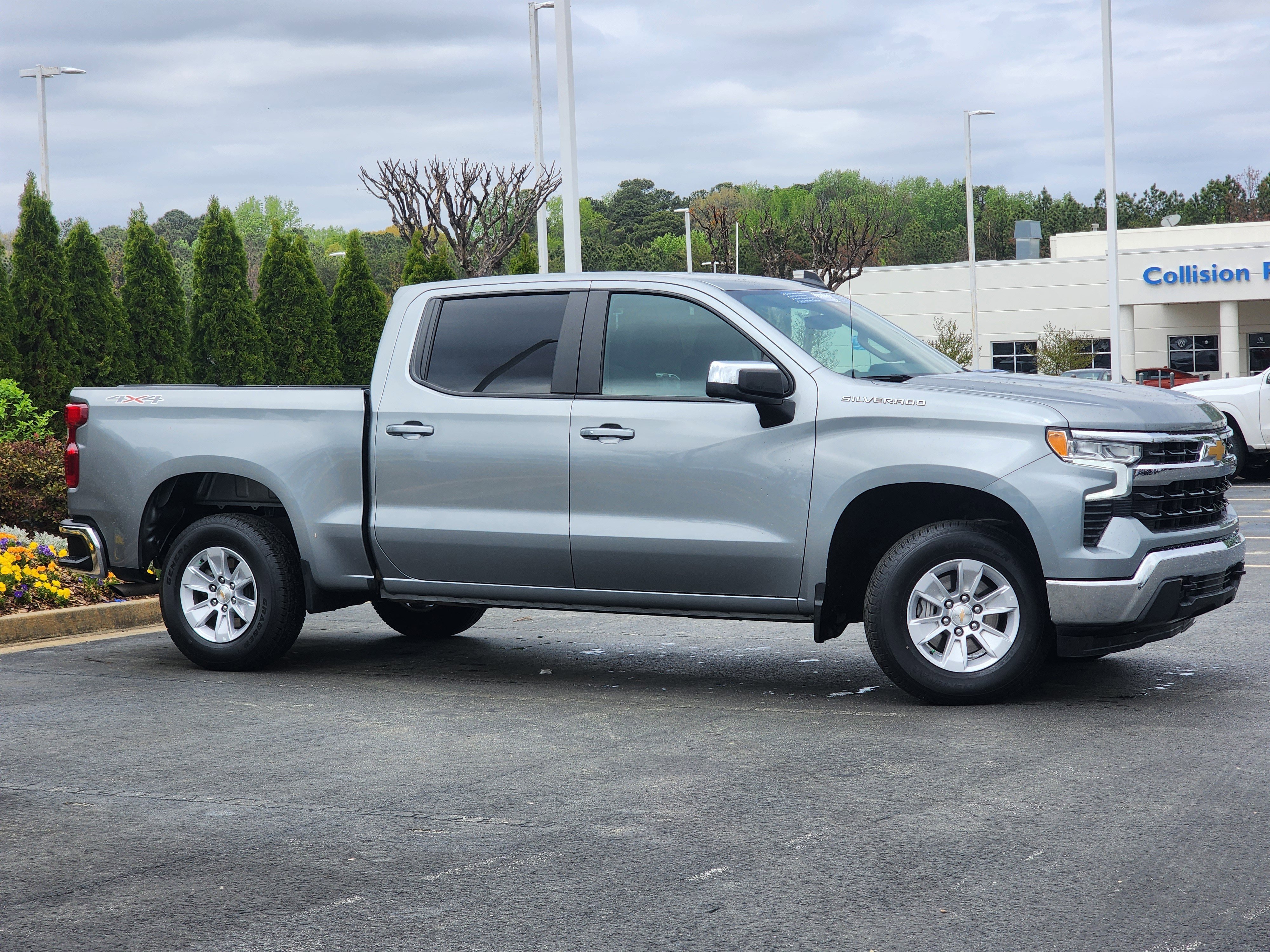 Used 2025 Chevrolet Silverado 1500 LT image 3