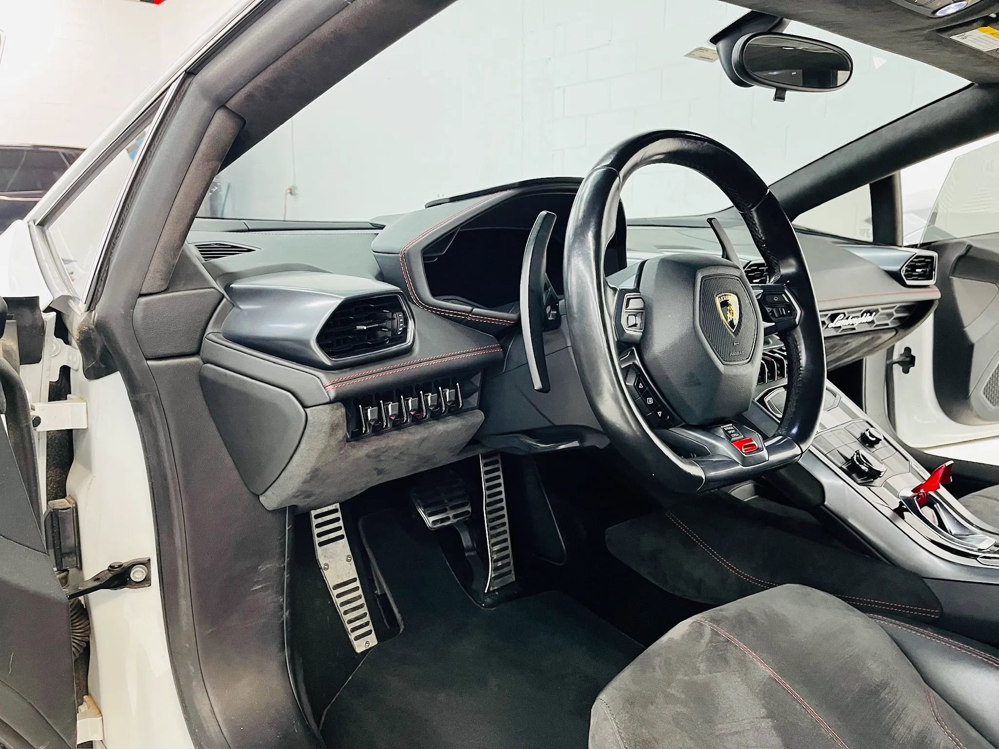 Used 2015 Lamborghini Huracan LP 610-4 image 35