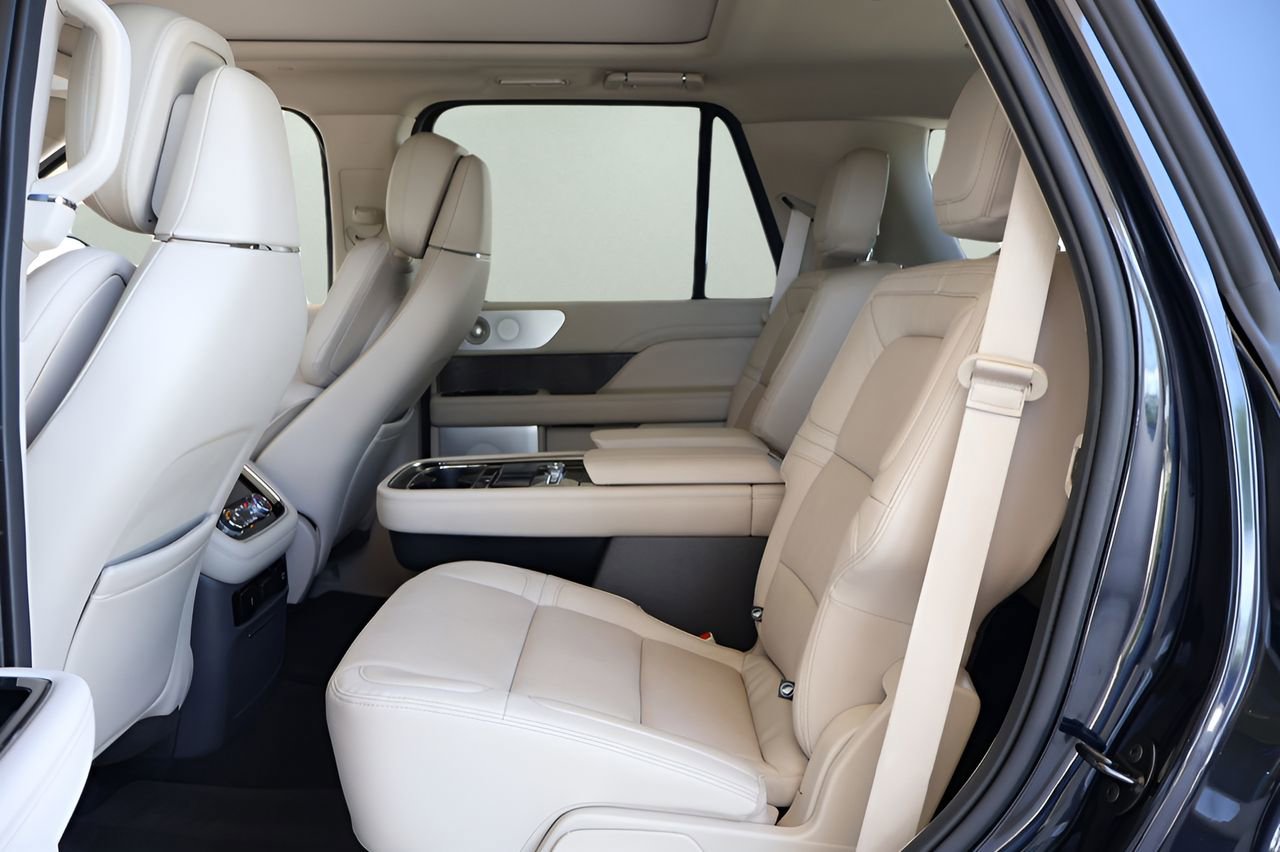 Used 2021 Lincoln Navigator Reserve w/ Luxury Package image 16