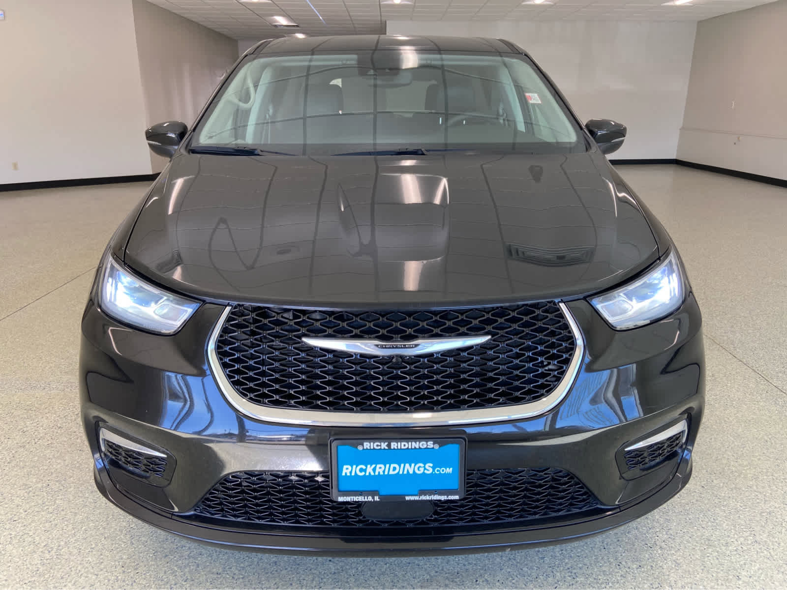 Used 2023 Chrysler Pacifica Touring-L image 2