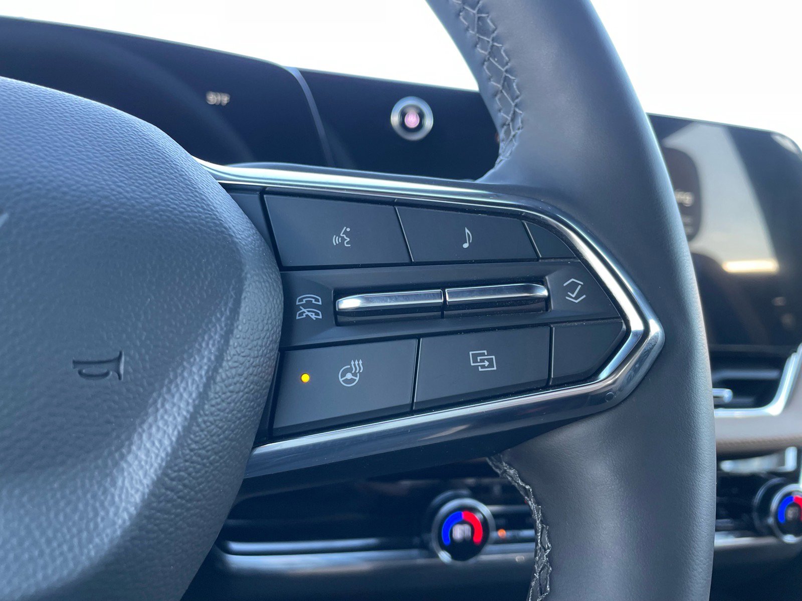 Used 2025 Chevrolet Equinox ACTIV w/ Convenience Package III image 8