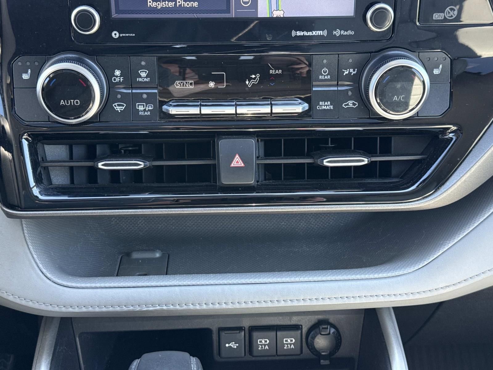 Used 2020 Toyota Highlander XLE AWD/4WD image 12