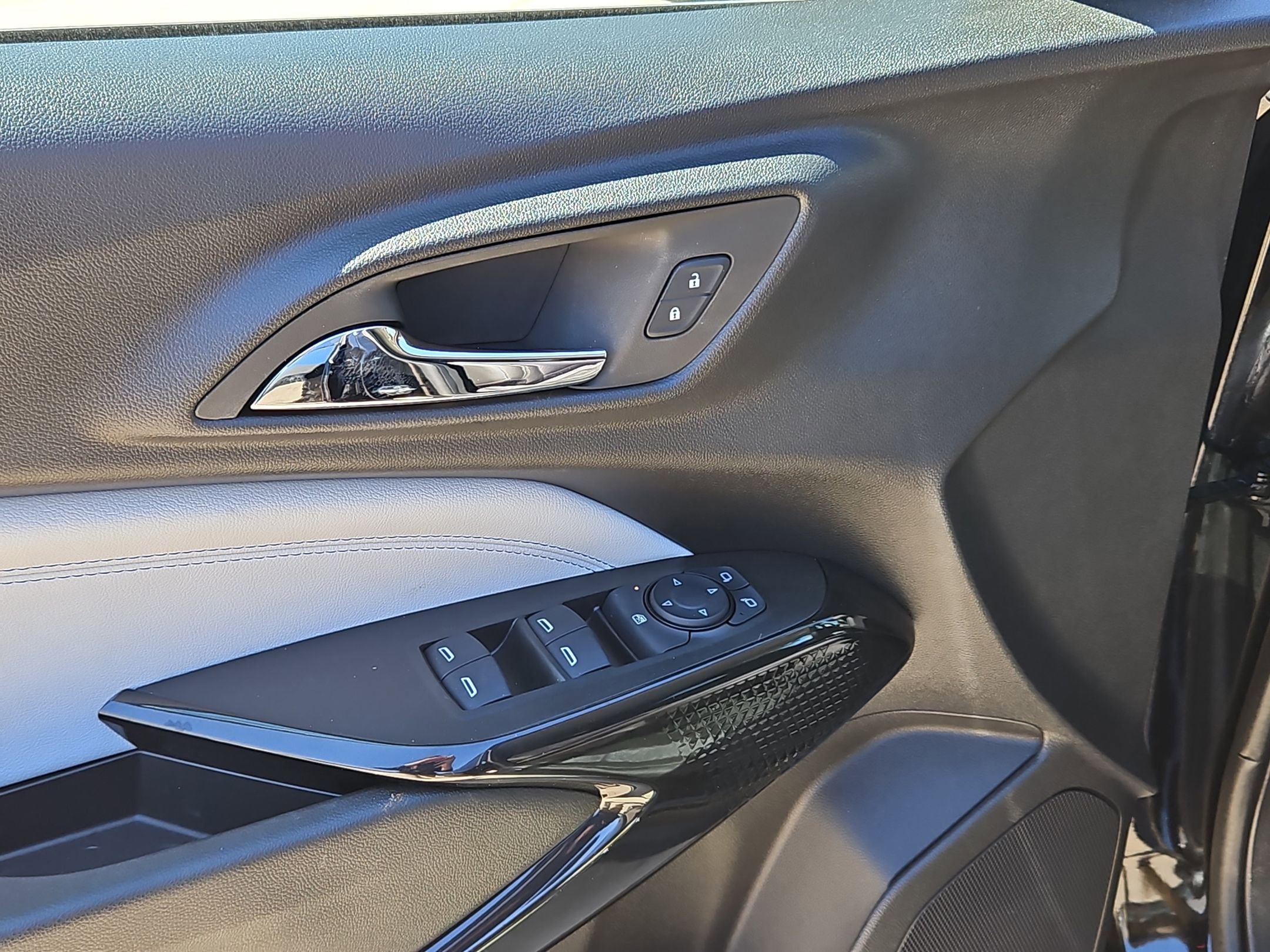 Certified 2025 Chevrolet Trax LT image 12