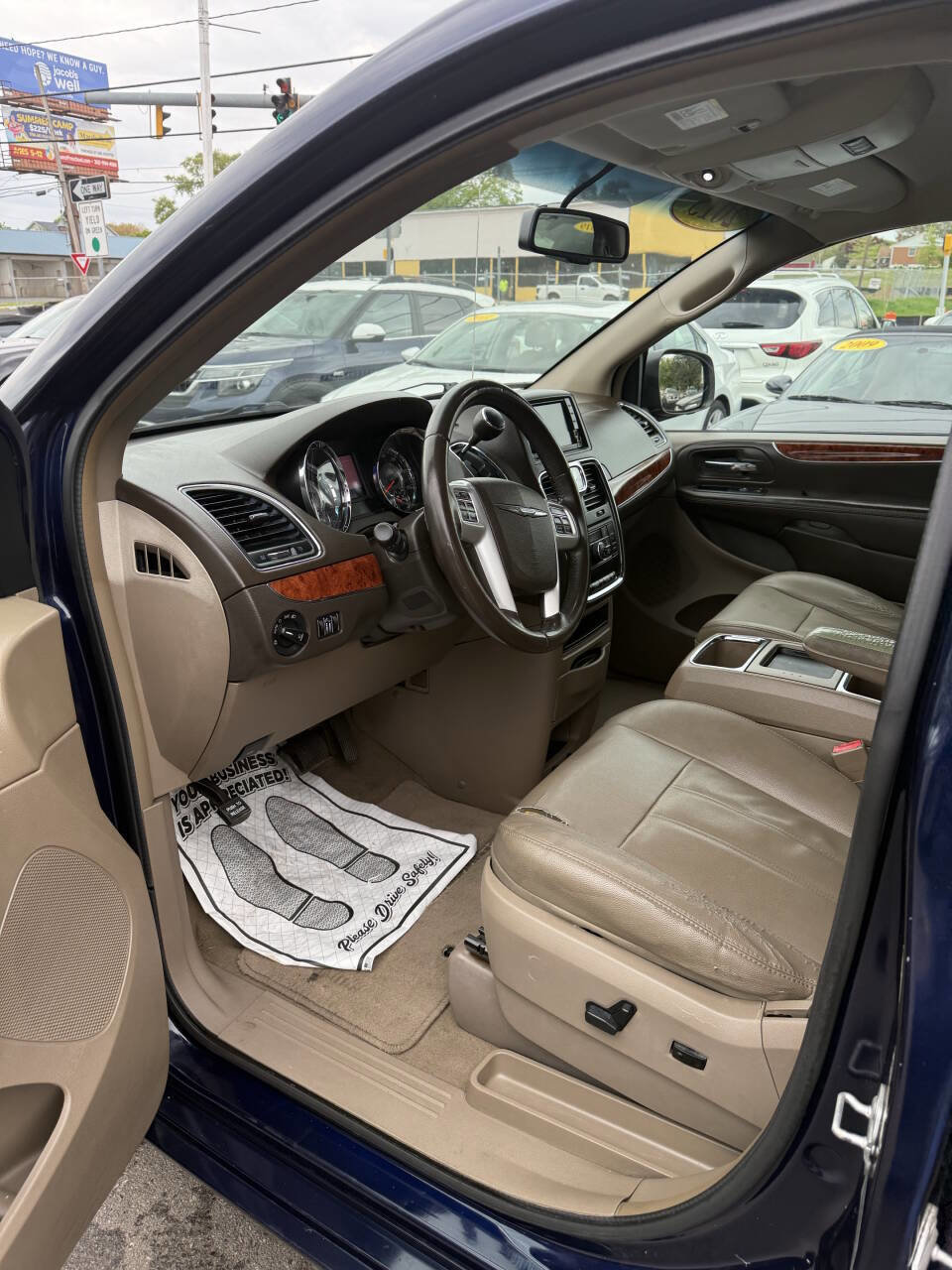 Used 2015 Chrysler Town & Country Touring FWD image 10