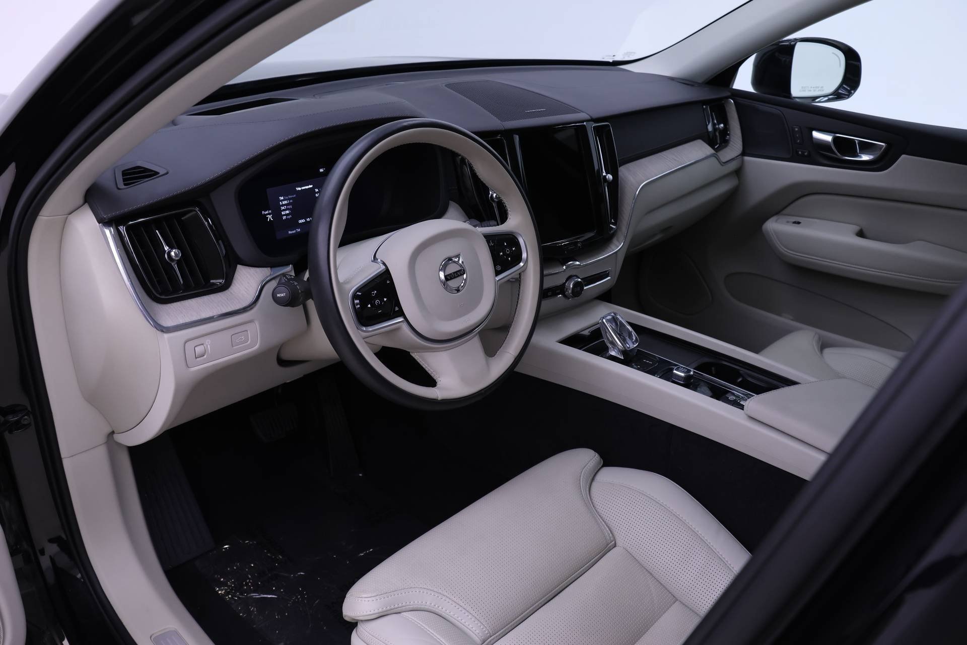 Certified 2022 Volvo XC60 B6 Inscription w/ Advanced Package image 9