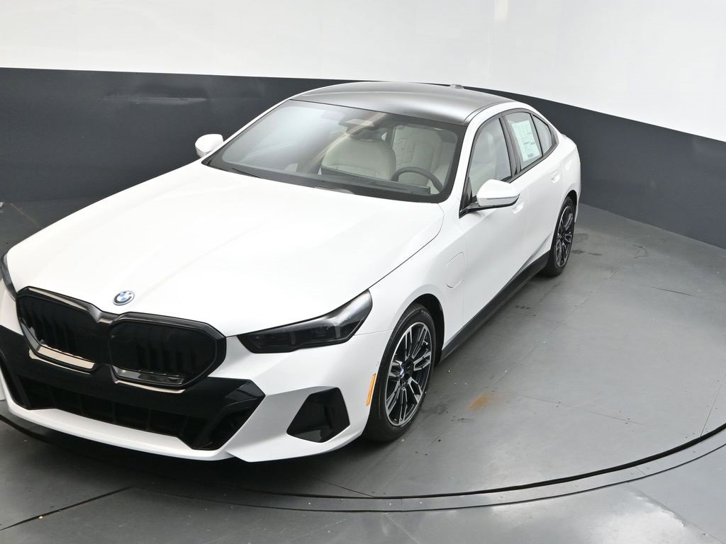 New 2026 BMW 550e xDrive w/ Executive Package image 31