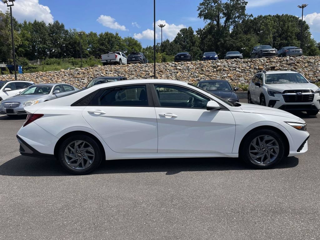 Certified 2024 Hyundai Elantra SEL FWD image 2