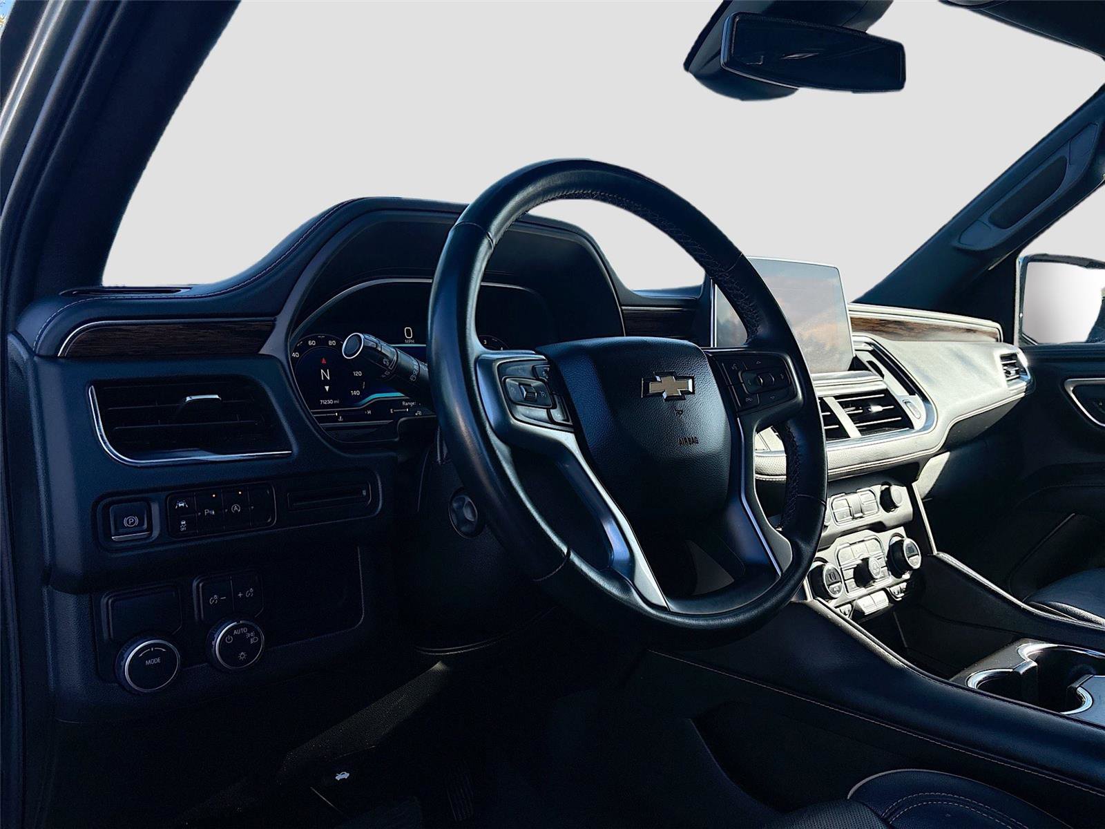 Used 2023 Chevrolet Suburban Premier image 10