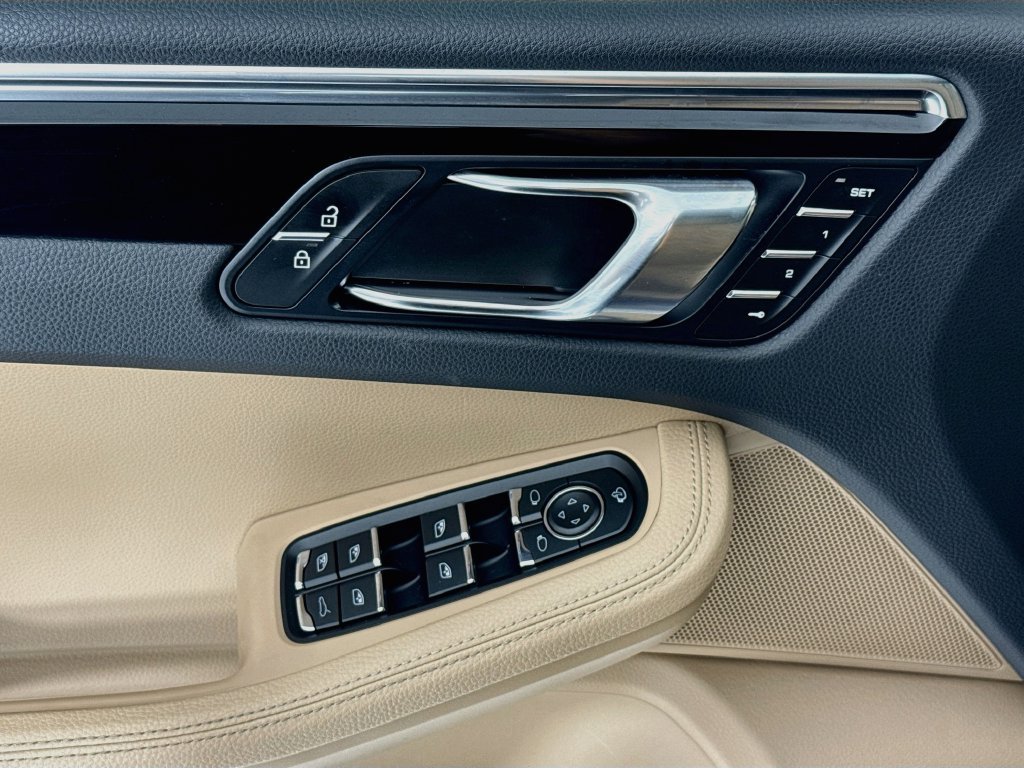 Certified 2025 Porsche Macan AWD/4WD image 11
