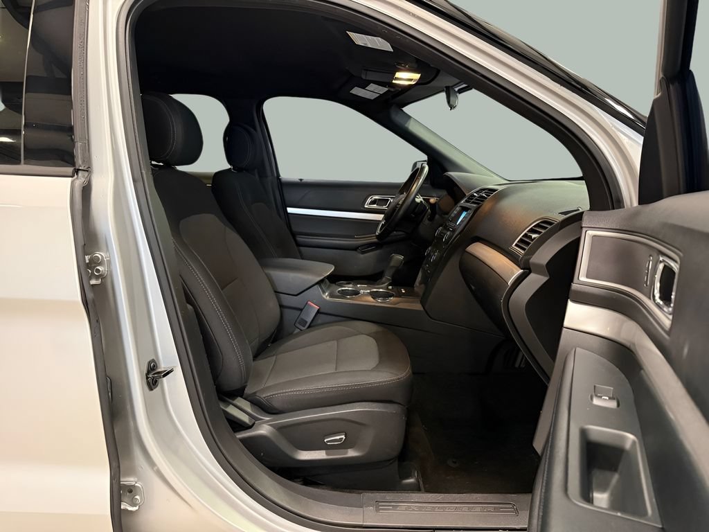 Used 2017 Ford Explorer XLT FWD image 35