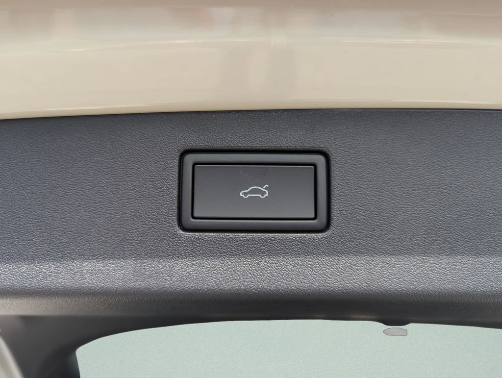 New 2026 Volkswagen Tiguan SE R-Line image 18