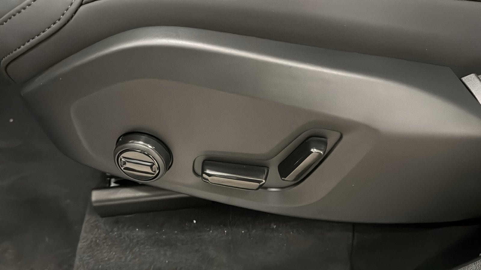 New 2026 Volvo XC90 B6 Plus w/ Protection Package Premier image 24