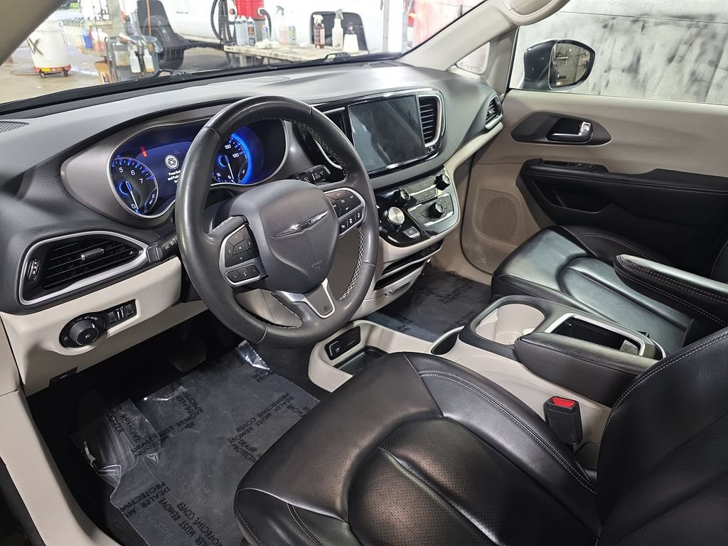 Used 2023 Chrysler Pacifica Touring-L FWD image 18