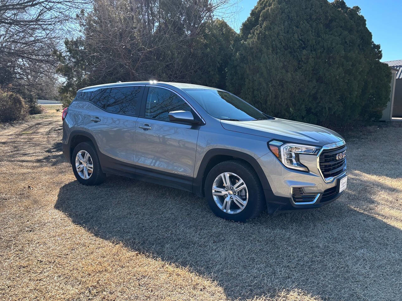 Used 2024 GMC Terrain SLE image 3