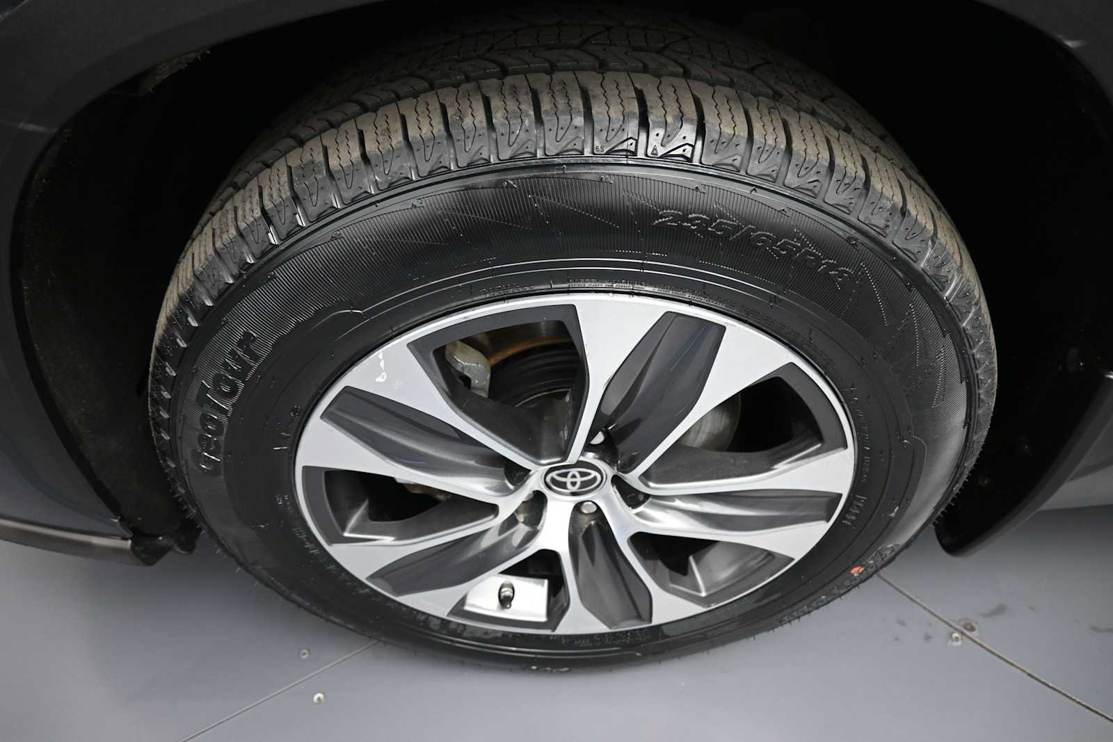 Used 2022 Toyota Highlander XLE AWD/4WD image 13