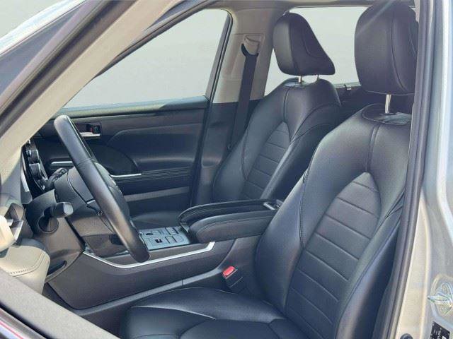 Used 2021 Toyota Highlander XLE AWD/4WD image 19