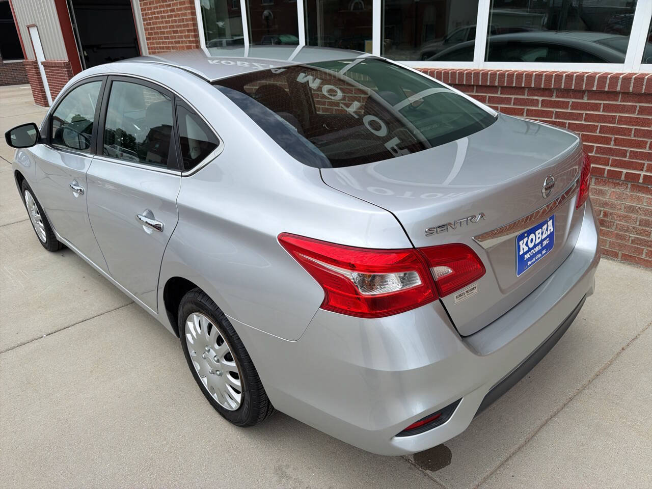 Used 2016 Nissan Sentra S FWD image 9