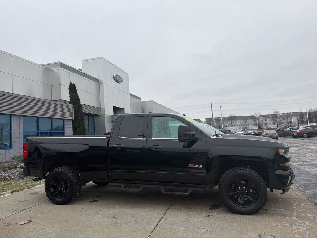 Used 2018 Chevrolet Silverado 1500 LT w/ Midnight Edition image 8