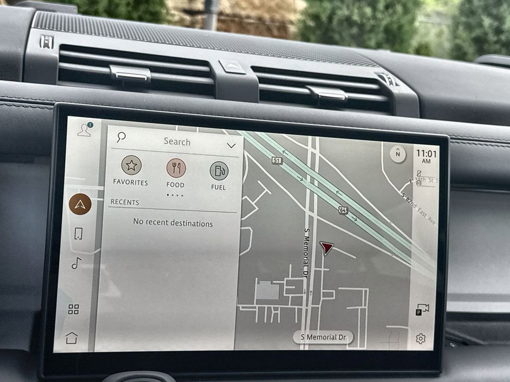 Used 2025 Land Rover Defender 130 X-Dynamic SE image 24