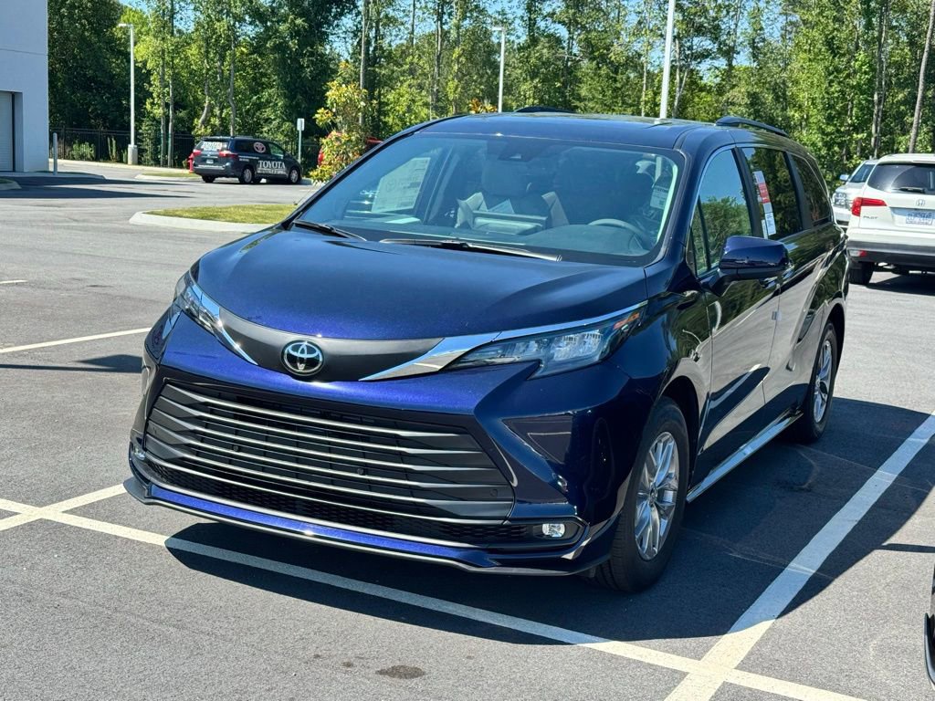 New 2026 Toyota Sienna XLE FWD image 3