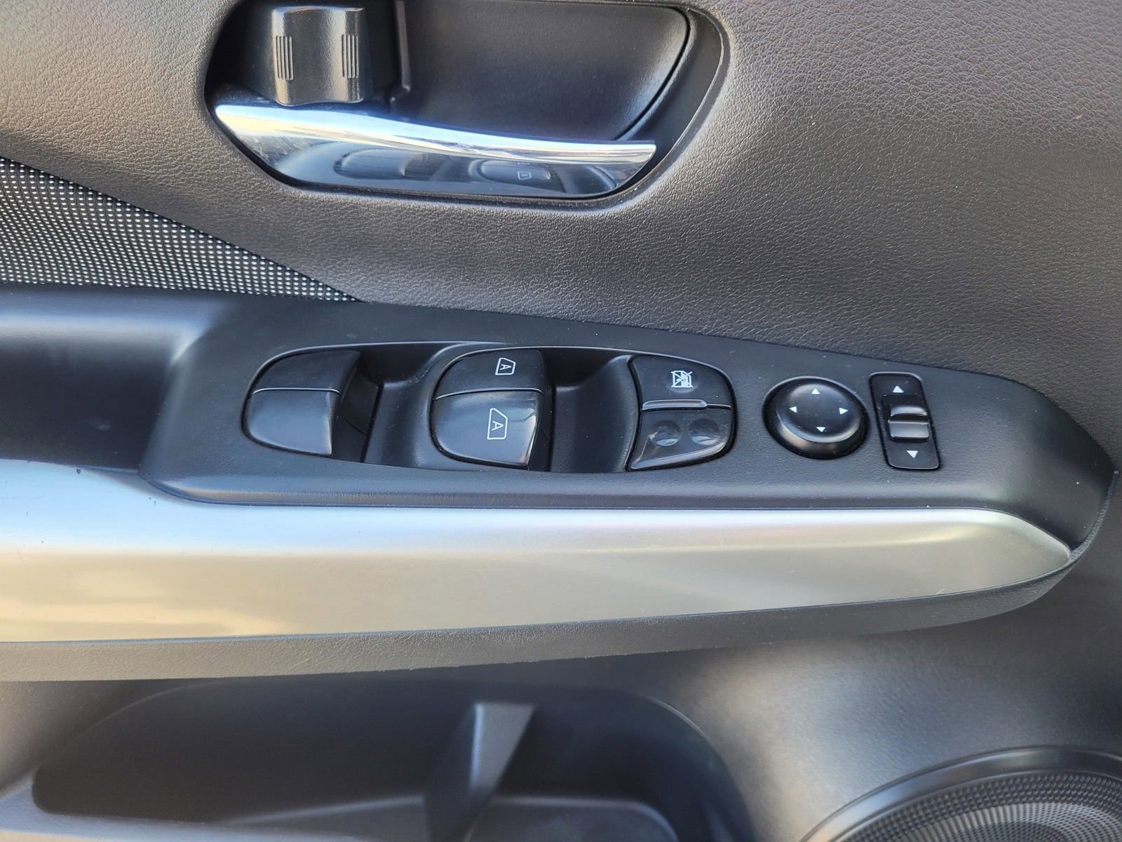 Used 2020 Nissan Kicks SV image 18