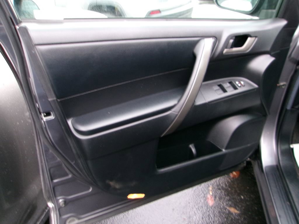 Used 2010 Toyota Highlander SE image 11