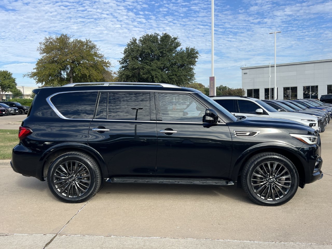 Used 2022 INFINITI QX80 Premium Select w/ Cargo Package AWD/4WD image 3